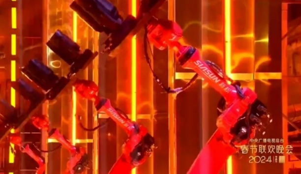 重载工业机器人首次亮相央视春晚！新松舞动最美“中国红”